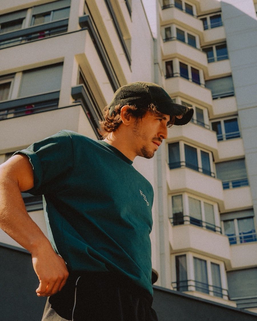 Félix, coach de parkour diplômé, dans une rue de Lyon